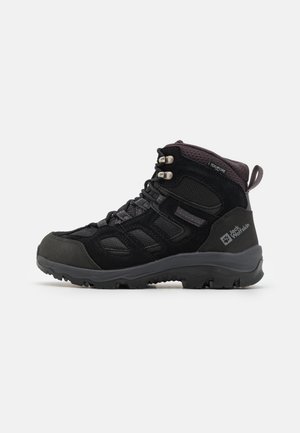 Botte de randonnée noire de hauteur moyenne avec semelle robuste, lacets à l'avant, languette au talon et logo Jack Wolfskin sur le côté.