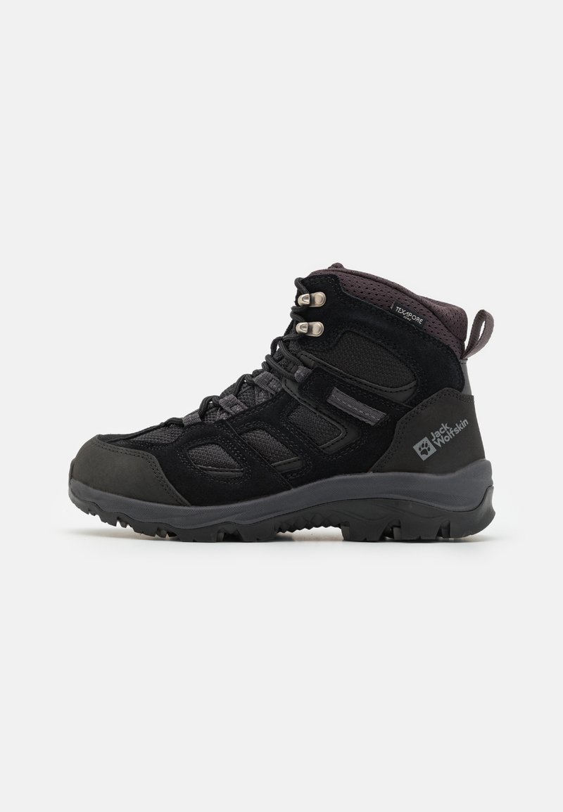 Botte de randonnée noire de hauteur moyenne avec semelle robuste, lacets à l'avant, languette au talon et logo Jack Wolfskin sur le côté.