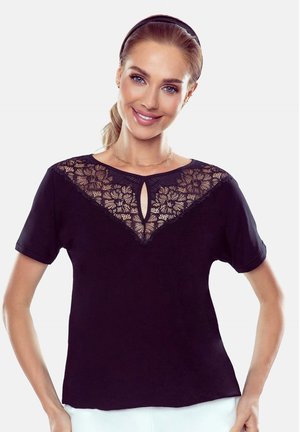 Czarna koszulka z krótkim rękawem z koronkowym wstawieniem przy dekolcie z wycięciem w kształcie klucza, wykonana z miękkiego, gładkiego materiału.