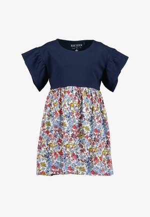 Granatowa sukienka z krótkim rękawem, dopasowanym korpusem i rozszerzanymi rękawami; wzór kwiatowy w odcieniach czerwieni, żółci i niebieskiego na spódnicy.