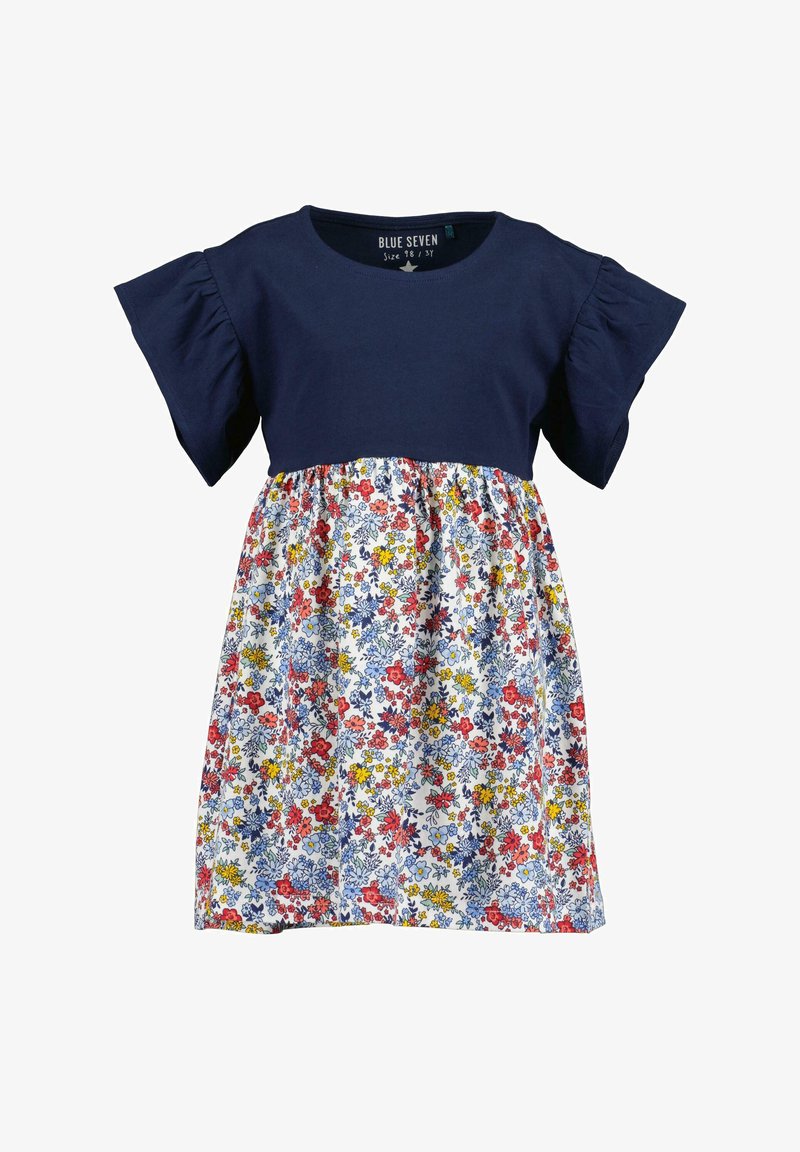 Granatowa sukienka z krótkim rękawem, dopasowanym korpusem i rozszerzanymi rękawami; wzór kwiatowy w odcieniach czerwieni, żółci i niebieskiego na spódnicy.