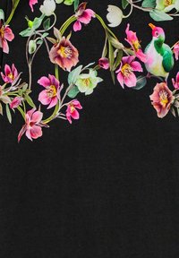 Svart tyg med ett blommönster av rosa, vita och gröna blommor, tillsammans med en färgglad fågel, intrikat designad över ytan.