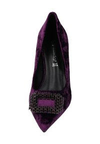 Chaussure à talons hauts en velours violet avec un bout pointu et un accent en boucle ornée de bijoux noirs. L'intérieur est doublé de cuir noir.