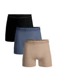 Tri páry boxerských nohavíc: čierne, tmavomodré a béžové. Vyrobené z hladkej tkaniny so soft pruhom v páse, na ktorom je text "MUCHACHOMALO".