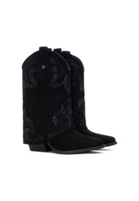 Botas de vaquero de ante negro con costuras decorativas y acentos de strass, punta afilada y un tacón bajo.