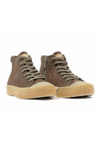 Sneaker alte in suede marrone con una suola in gomma beige testurizzata, chiusura con lacci davanti e una cerniera laterale per una facile vestibilità.