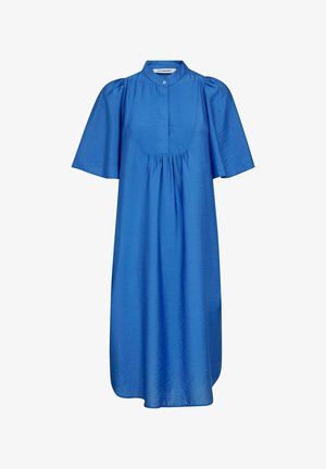 Sinine, põlvikuni ulatuv kleit, mis on valmistatud siledast kangast. Kleit on varustatud mandariinikaeluse, lühikeste laiade varrukate ja vöökoha kogumisega.