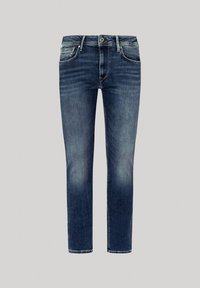 Jeans de mezclilla en azul oscuro con corte recto, cinco bolsillos, secciones ligeramente desgastadas y cremallera. Presenta herrajes metálicos en los bolsillos.