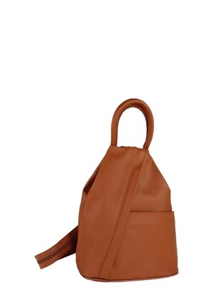 Brauner Leder-Rucksack mit rundem Griff, dreieckiger Form, Seitentasche und verstellbarem Riemen. Glatte Struktur und minimale Nahtdetails.