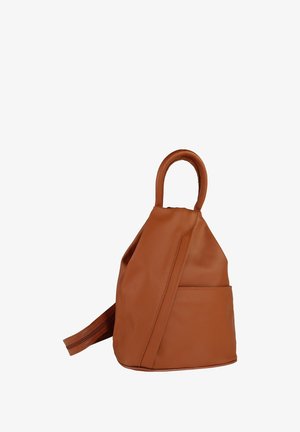 Bruine leren rugzak met een afgeronde handgreep, driehoekige vorm, zijvak en verstelbare riem. Glad oppervlak en minimale stikseldetails.