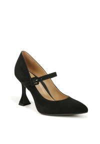 Zwarte suede Mary Jane-pump met een puntige neus, een smalle enkelband en een uniek uitlopende hakontwerp. Zacht binnenvoering.