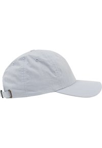 Világosszürke baseball sapka, amely szövetből készült, ívelt karimával, szellőző lyukakkal és állítható pánttal, fémből készült rögzítővel a hátoldalon.