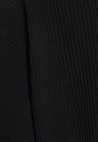 Svart tyg med en texturerad, ribbad mönstring; slät och mjuk yta; inga synliga detaljer eller accenter.