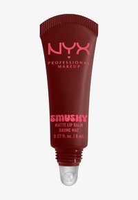 Baume à lèvres Smushy Matte de NYX dans un tube rouge à presser. Caractéristiques d'un embout applicateur pointu. Étiquettes roses avec les détails du produit et le volume.