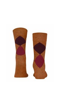Brązowe skarpetki o prążkowanej fakturze mają wzór w romby w ciemnoczerwonym i burgundowym kolorze, tworząc geometryczny design.