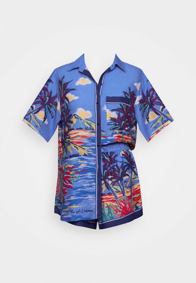 Μπλέ πουκάμισο κοντομάνικο με εκτύπωση τροπικών φοίνικων και ωκεανών, διαθέτοντας κουμπιά μπροστά και τσέπη στο στήθος. Υφασμάτινη επιφάνεια με ζωντανά χρώματα.