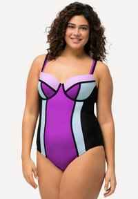 Maillot de bain une pièce avec des panneaux violets, bleu clair et noirs, des bonnets avec armatures, et des bretelles réglables. Tissu lisse et extensible.