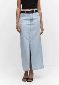 Jupe maxi en denim bleu clair avec une fente sur le devant, taille haute et une ceinture noire. Texture lisse avec une coupe classique et des détails de couture minimaux.
