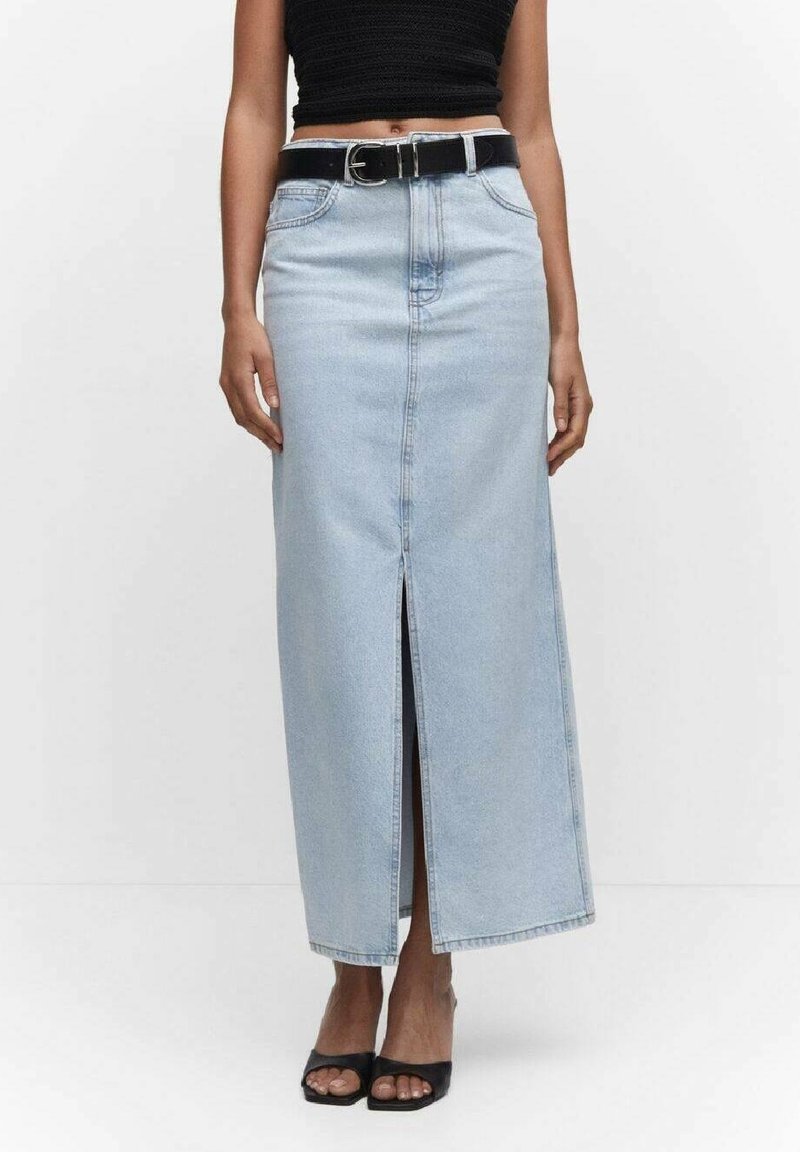 Jupe maxi en denim bleu clair avec une fente sur le devant, taille haute et une ceinture noire. Texture lisse avec une coupe classique et des détails de couture minimaux.