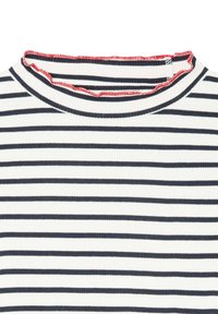 Top de cuello alto a rayas en blanco y azul marino con un borde rizado rojo en el escote. Hecho de tela acanalada con rayas horizontales.