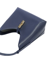 Borsa a tracolla in pelle blu navy con forma strutturata e finitura lucida. Presenta una chiusura in oro e una tracolla removibile per maggiore versatilità.