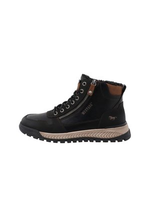 Sort højt sneakers med lynlås i siden, snørebånd foran, lysebrune accenter, tekstureret sål og Mustang-logo på siden og hælen.