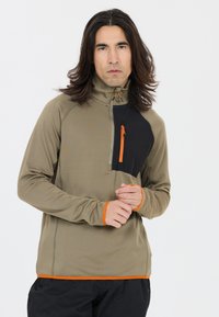 Lättvikts, olivgrön tröja med hög krage, svart bröstficka och orange detaljer. Har en texturerad tyg och halvmaterialdragkedja.