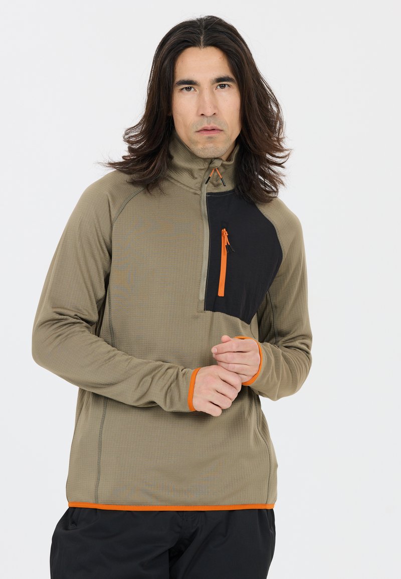 Lättvikts, olivgrön tröja med hög krage, svart bröstficka och orange detaljer. Har en texturerad tyg och halvmaterialdragkedja.