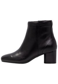 Stivaletti alla caviglia in pelle nera con una texture liscia, punta affilata e tacco largo. Il design è elegante con dettagli di cuciture minime.