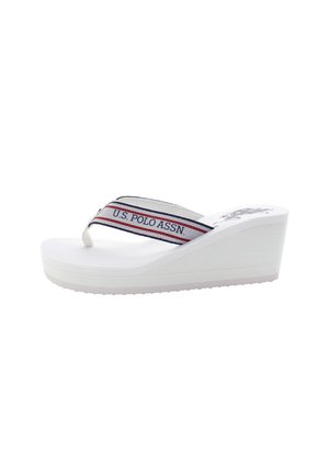 Sandali wedge bianchi con suola testurizzata, caratterizzati da una cinghia in tessuto a righe con il logo "U.S. POLO ASSN" in rosso e blu navy.