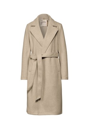 Abrigo de lana beige con cuello chal, mangas largas y un cinturón a juego; cuenta con dos bolsillos laterales y un corte recto.
