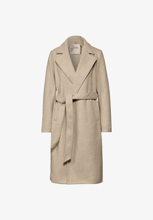 Abrigo de lana beige con cuello chal, mangas largas y un cinturón a juego; cuenta con dos bolsillos laterales y un corte recto.