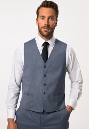Graue Weste mit strukturiertem Stoff, fünf Knöpfen und zwei Vordertaschen, kombiniert mit einem weißen Hemd und einer marineblauen Krawatte. Taillierte Passform, formales Design.