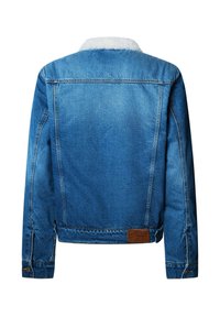 Jeansjacka i ljusblå färg, med en mjuk vit krage, långa ärmar och en brun läderlapp på baksidan nära fållen.