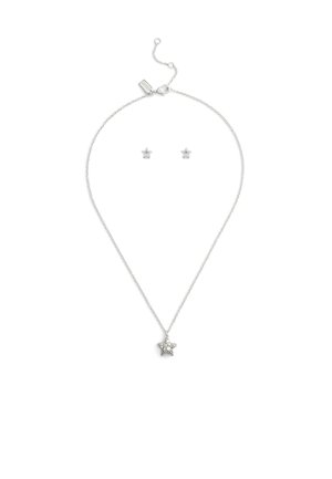 Collier en argent présentant un pendentif en forme d'étoile orné de pierres précieuses, complété par des boucles d'oreilles en forme d'étoile assorties.