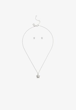 Collana in tonalità argento con pendente a stella adornato di pietre preziose, completata da orecchini a forma di stella coordinati.