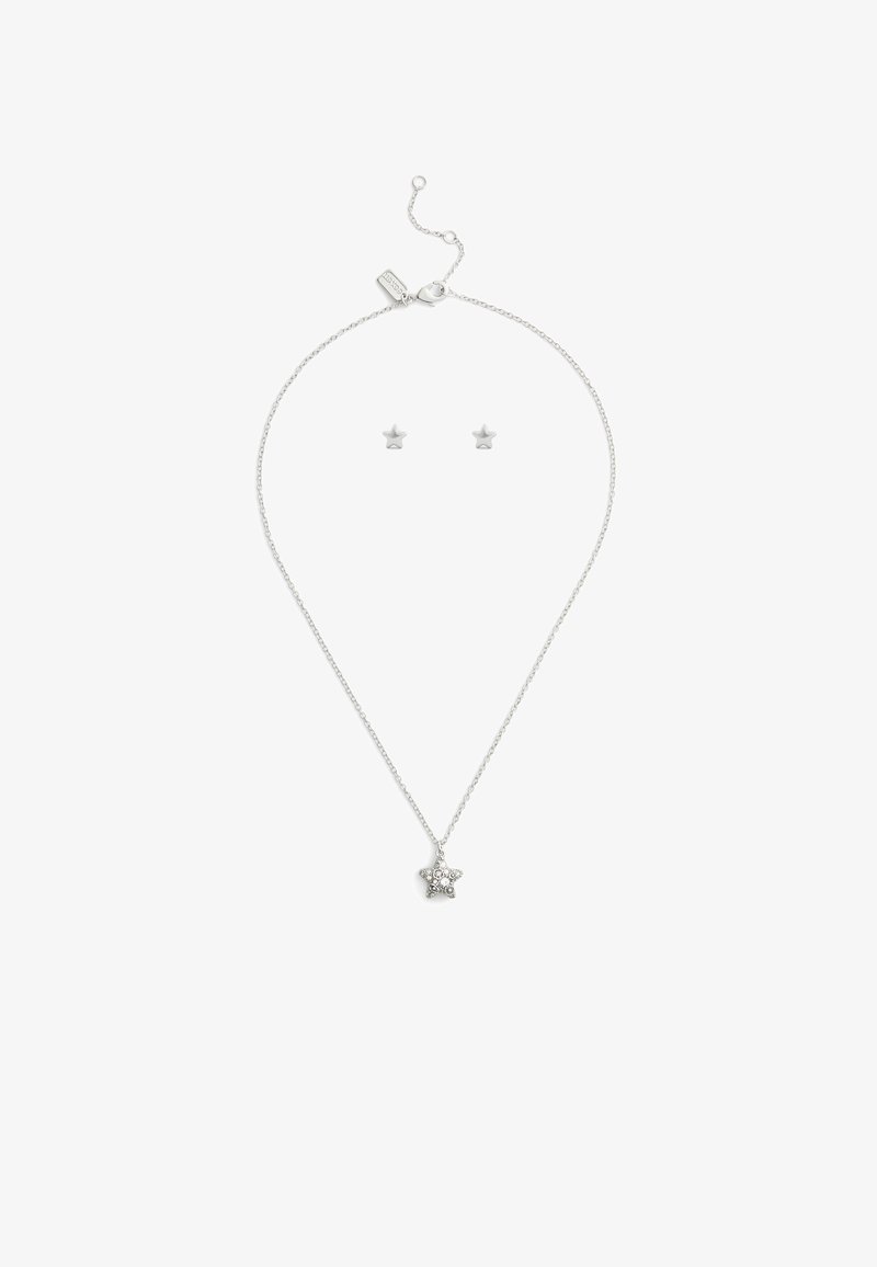 Sølvfarvet halskæde med en stjernes vedhæng prydet med ædelsten, kompletteret med matchende stjerneformede studs.