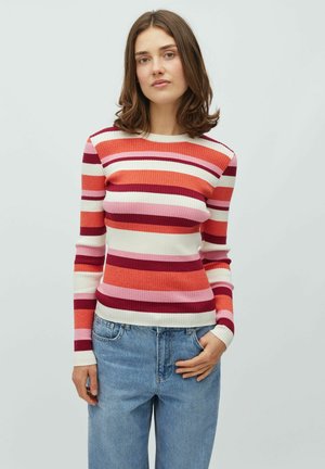 Geripptes Langarmoberteil mit mehrfarbigen Streifen in Rot, Rosa und Creme. Mit Rundhalsausschnitt und figurbetonter Silhouette. Kombiniert mit hellem Denim.