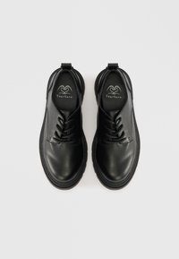 Pantofi negri cu șireturi, din piele texturată, cu vârfuri rotunde, tălpi plate și logo-ul mărcii pe tălpi. Finisaj neted cu cusături întărite.