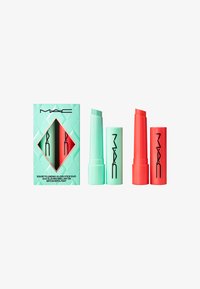 MAC Squirt Plumping Gloss Stick Duo; enthält mintgrüne und rote Röhrchen mit glänzender Oberfläche, verpackt in einer geometrischen mintgrünen Box.