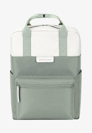 Sac à dos bicolore gris et blanc avec poche zippée à l'avant, doubles poignées supérieures et étiquette de marque « Kapten & Son » centrée près du haut.