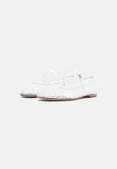 Ballerines blanches avec un design en treillis texturé. Dotées d'une semelle plate et de fines lanières. Doublure intérieure lisse et bout arrondi.
