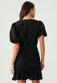 SÁVEL ADISON  - Shift-haljina - black