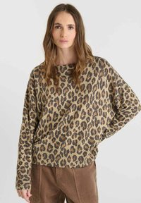 Pullover con stampa leopardata in tonalità di beige e nero, caratterizzato da una vestibilità comoda, orlo a coste e maniche lunghe. Indossato con pantaloni marroni testurizzati.