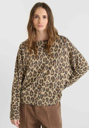 Pullover con stampa leopardata in tonalità di beige e nero, caratterizzato da una vestibilità comoda, orlo a coste e maniche lunghe. Indossato con pantaloni marroni testurizzati.