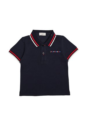 Polo blu navy a maniche corte con colletto e polsini delle maniche a righe rosse e bianche, abbottonatura e logo "JECKERSON" sul petto.