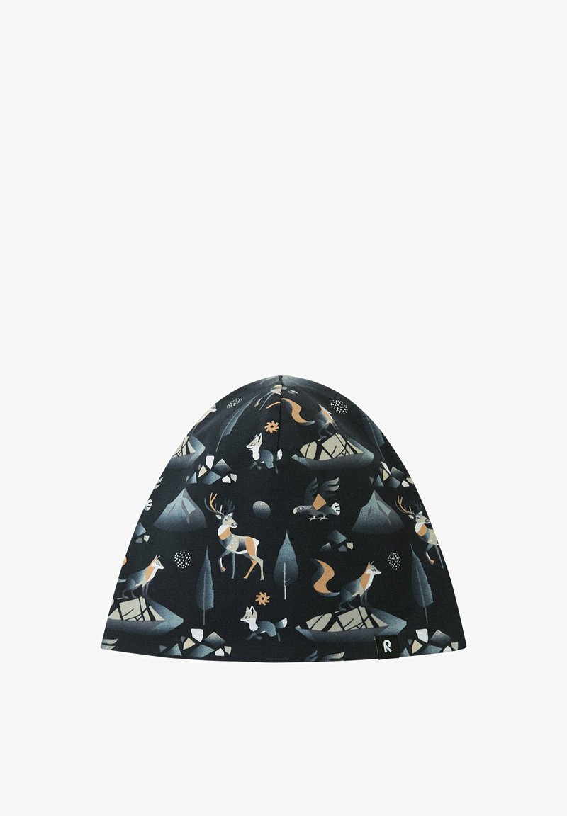 Beanie nera con stampa di animali del bosco che include cervi, volpi e alberi. Realizzato in tessuto morbido, presenta una parte superiore arrotondata e bordi cuciti.