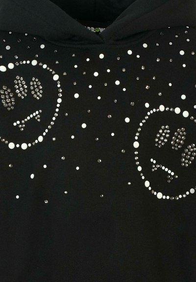 Felpa nera con cappuccio decorata con strass bianchi e argento disposti in un motivo a pois, con due faccine sorridenti usurate sul davanti.