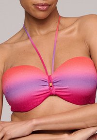 Bikini top in een verloop van roze en paars met een gestructureerde afwerking. Heeft een gedraaide voorkant en slanke verstelbare bandjes. Centrale gouden accent.