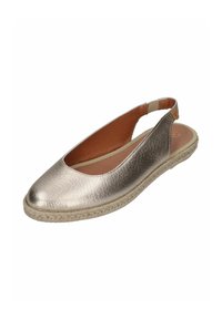 Zapato slingback metálico plateado con acabado texturizado, punta redonda, forro de cuero color marrón y detalle de suela de cuerda de yute.